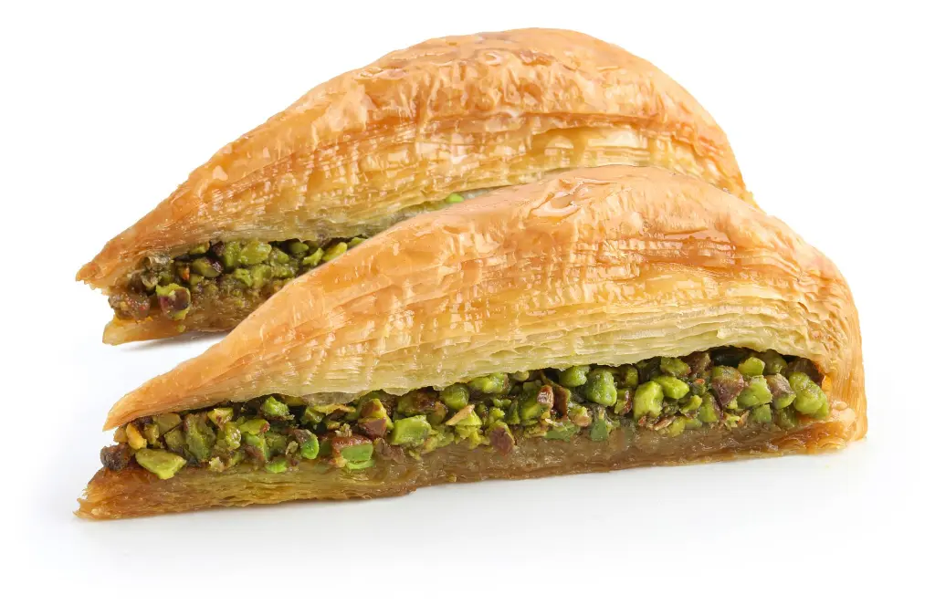 Triangle baklava with pistachios - Fıstıklı havuç dilimi.webp
