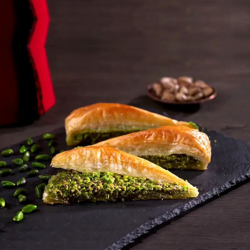 Triangle baklava with pistachios - Fıstıklı havuç dilimi   .webp